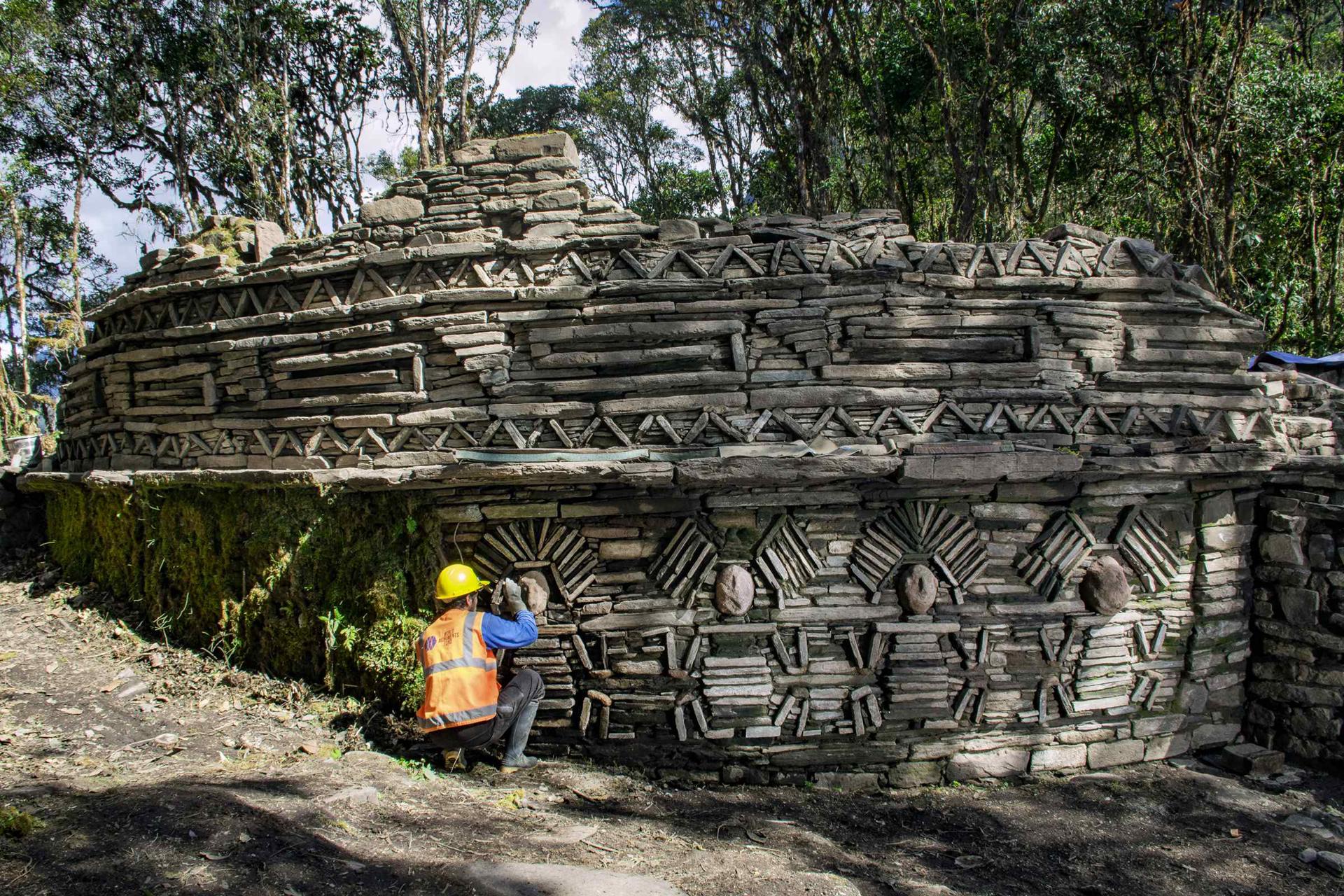 AME9943. LIMA (PERÚ), 22/05/2025.- Fotografía sin fechar cedida por la organización World Monuments Fund (WMF) de una persona trabajando en una estructura en el complejo arqueológico del Gran Pajatén, en la Amazonía de Perú. El descubrimiento de más de 100 estructuras marca un hito en las investigaciones arqueológicas que se hacen en ese sitio de la civilización prehispánica Chachapoya, en la región selvática de San Martín, informó WMF. EFE/ World Monuments Fund (WMF) /SOLO USO EDITORIAL/NO VENTAS/SOLO DISPONIBLE PARA ILUSTRAR LA NOTICIA QUE ACOMPAÑA (CRÉDITO OBLIGATORIO)
