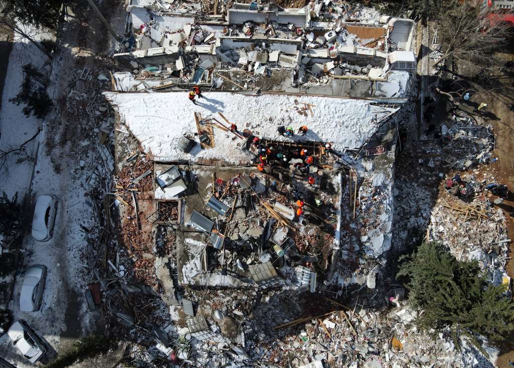 Besni (Turkey), 08/02/2023.- An aerial view taken with a drone shows a collapsed building as rescue works continue in the aftermath of a major earthquake in the Besni district of Adiyaman city, Turkey, 08 February 2023. More than 11,000 people have died and thousands more injured after two major earthquakes struck southern Turkey and northern Syria on 06 February. Authorities fear the death toll will keep climbing as rescuers look for survivors across the region. (Terremoto/sismo, Siria, Turquía, Estados Unidos) EFE/EPA/NECATI SAVAS