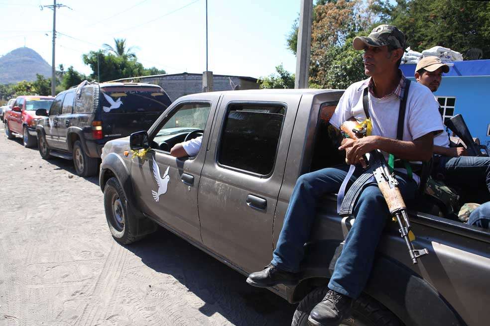 Integrantes de las autodefensas en el municipio de Antúnez , México. / EFE