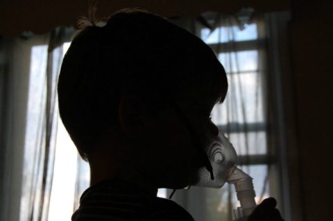 El caos en los hogares empeora el asma en los niños