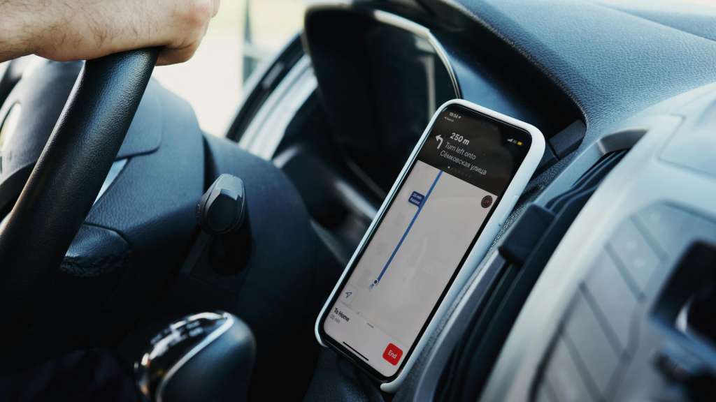 Algunos autos modernos incluyen cargadores inalámbricos para smartphone.