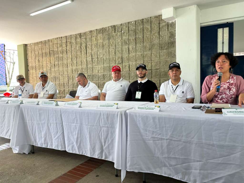 La senadora Isabel Zuleta, junto con los voceros representantes de las principales bandas criminales de Medellín y Valle de Aburrá, anunciando el plan de no extorsión.