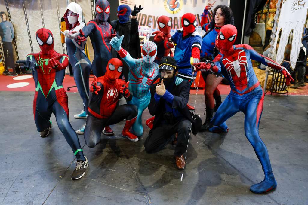 FOTODELDÍA BARCELONA, 06/04/2025.- Vista de los asistentes disfrazados de Spiderman en el Salón del Comic de Barcelona este domingo EFE/ Toni Albir