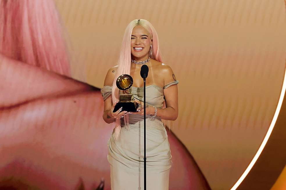 Karol G recibió su primer Grammy Anglo, en la categoría Mejor Álbum de Música Urbana por 'Mañana será bonito'.