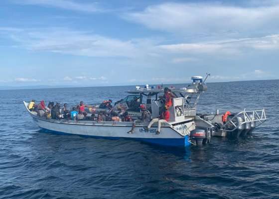 Los migrantes de nacionalidad haitiana eran transportados de forma ilegal en una motonave de nombre “Jhosua”.