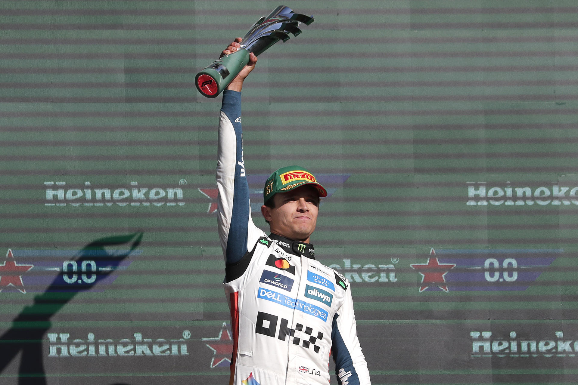 AMDEP7965. CIUDAD DE MÉXICO (MÉXICO), 26/10/2025.- El británico Lando Norris de McLaren, celebra al ganar el Gran Premio de México de la Fórmula Uno este domingo, en el Autódromo Hermanos Rodríguez en Ciudad de México (México). EFE/ Isaac Esquivel