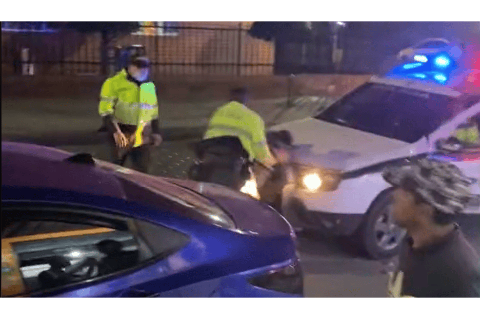 Un policía agrede a un civil y otro mira