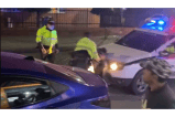 Enfurecido sargento de la Policía estrella a ciudadano contra una patrulla