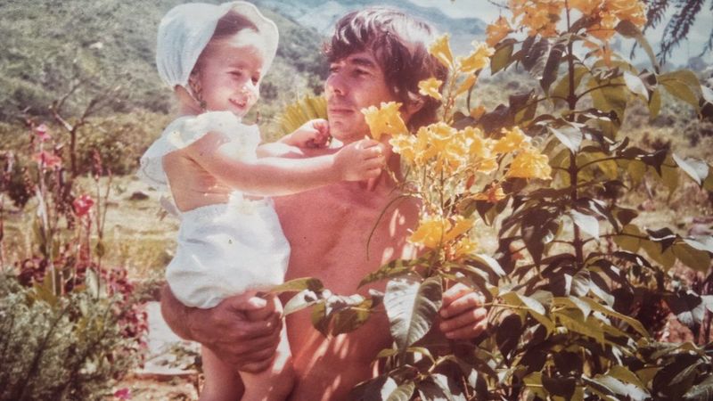 "Cómo maté a mi padre" (2019) es la primera novela de Sara Jaramillo Klinkert, publicada en Colombia por Angosta Editores y en España por la editorial Lumen. Fue finalista del Premio Nacional de Novela 2020.