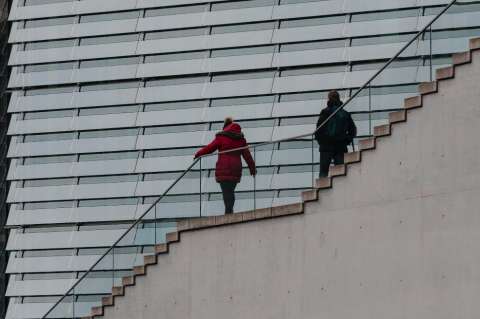Murió influencer al caer trágicamente por unas escaleras. Disfrutaba de un paseo