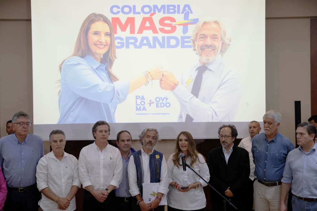 AME7300. BOGOTÁ (COLOMBIA), 31/05/2026.- La candidata a la Presidencia de Colombia, Paloma Valencia (c-d), junto al candidato a la vicepresidencia, Juan Daniel Oviedo (c-i), habla luego de los resultados electorales este domingo, en Bogotá (Colombia). EFE/ Carlos Ortega
