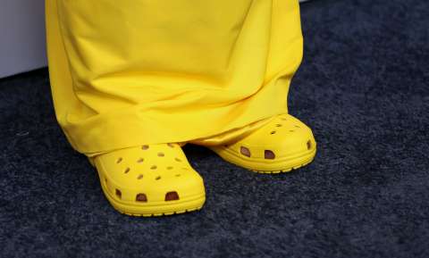 ¿Por qué las escuelas de EE. UU. están prohibiendo los Crocs?