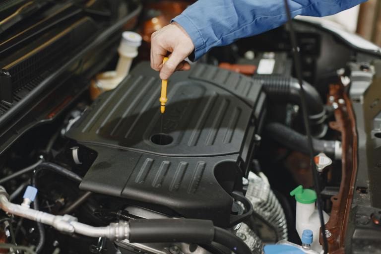 ¿Cada cuánto debe cambiarle el aceite al carro?