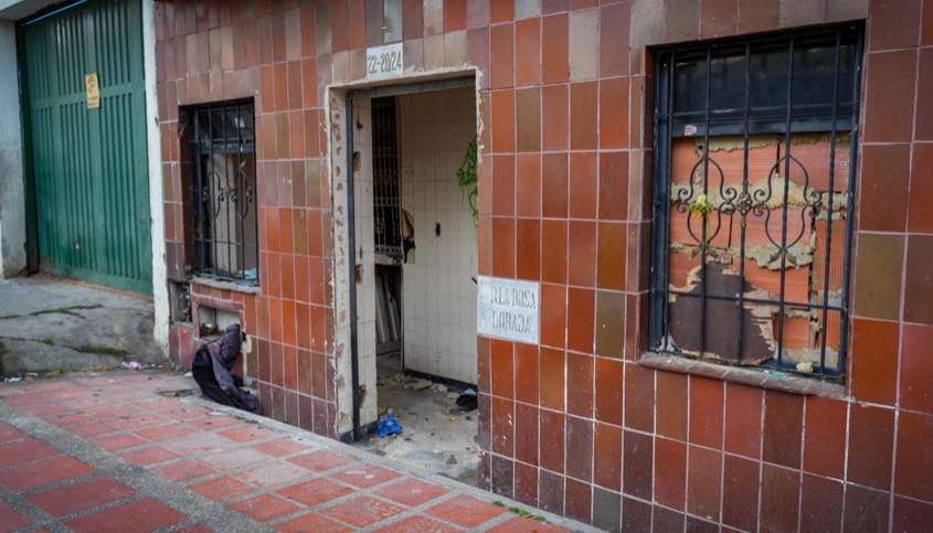 Tras las puertas de este inmueble, las autoridades aseguran que la estructura criminal retenía y castigaba a quienes incumplían sus órdenes o pertenecían a bandas rivales.