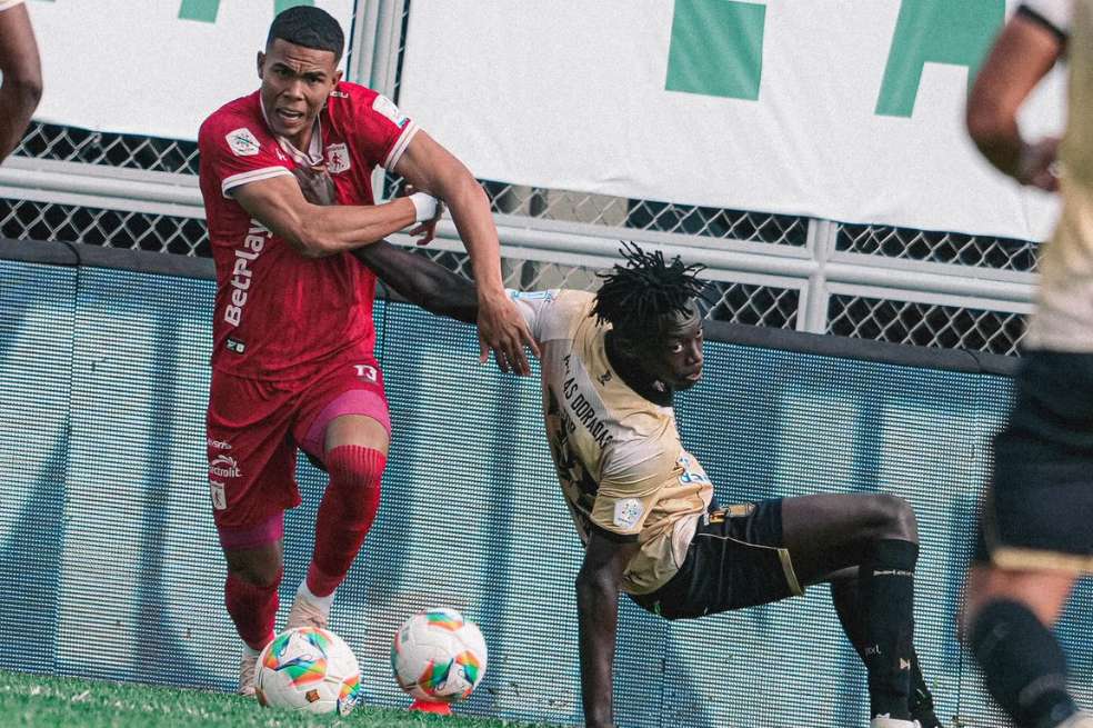 Mateo Castillo (izq.) fue uno de los puntos altos de América en el partido contra Águilas Doradas.