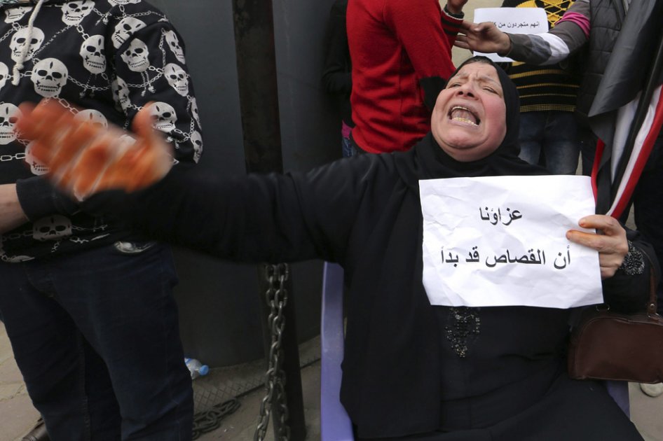 na mujer llora por el asesinato ayer de una veintena de coptos egipcios en Libia por los yihadistas del grupo Estado Islámico (EI). / EFE