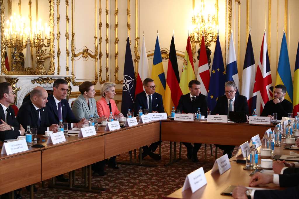 LONDRES (REINO UNIDO), 02/03/2025.- El primer ministro británico, Keir Starmer (2d), junto al presidente de Ucrania, Volodímir Zelenski (d), y el presidente de Francia, Emmanuel Macron (3d), durante la cumbre para analizar la situación de Ucrania y las posibilidades de avanzar hacia un plan de paz, este domingo en Londres (Reino Unido). Una cumbre en la que participan una docena de líderes europeos, como el jefe del Gobierno español, Pedro Sánchez (3i), o el canciller saliente alemán, Olaf Scholz (2i), y la presidenta de la Comisión Europea, Ursula von der Leyen (5i), entre otros. EFE/ Fernando Calvo/Moncloa SÓLO USO EDITORIAL / SÓLO DISPONIBLE PARA ILUSTRAR LA NOTICIA QUE ACOMPAÑA (CRÉDITO OBLIGATORIO)
