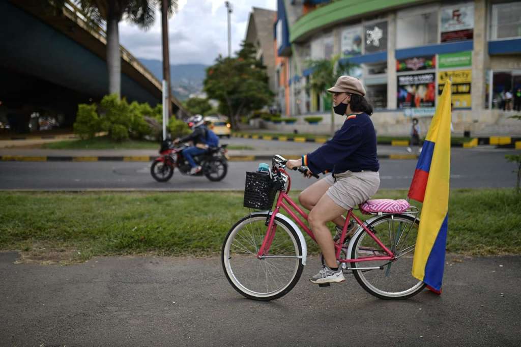 Cientos de mujeres en Cali marcharon desde la Universidad del Valle hasta el sector de Puerto Rellena, conocido en el marco del paro nacional como Puerto Resistencia.