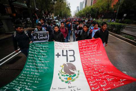 Sheinbaum se compromete con familias de Ayotzinapa en su primer día de mandato