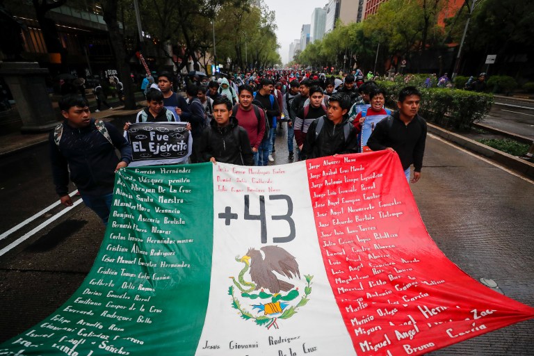 Sheinbaum se compromete con familias de Ayotzinapa en su primer día de mandato