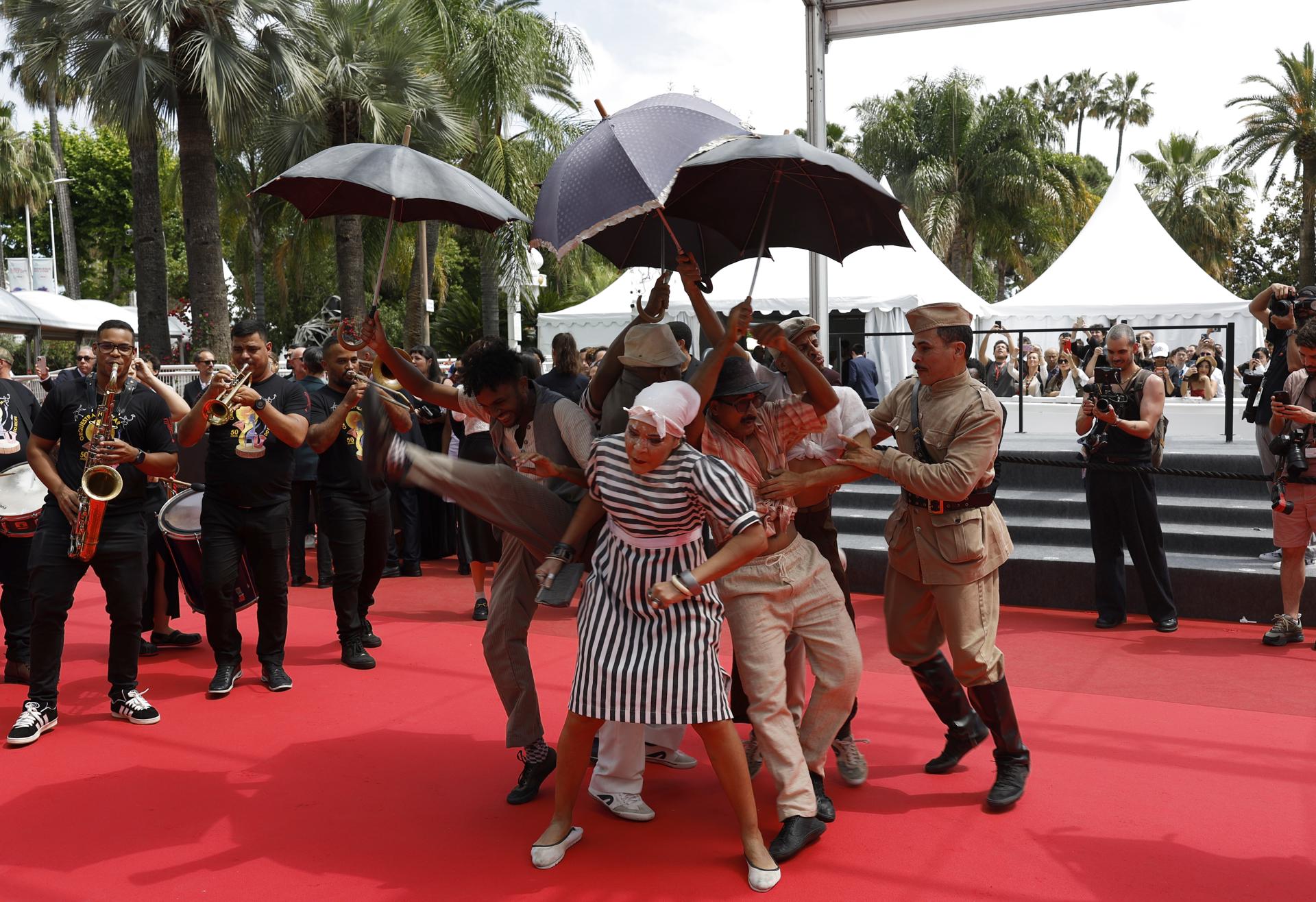 CANNES (France), 18/05/2025.- Performer on the red carpet prior to the premiere of 'O Agente Secreto (L’agent Secret/The Secret Agent)' during the 78th annual Cannes Film Festival, in Cannes, France, 18 May 2025. The film festival runs from 13 to 24 May 2025. (Cine, Francia) EFE/EPA/GUILLAUME HORCAJUELO