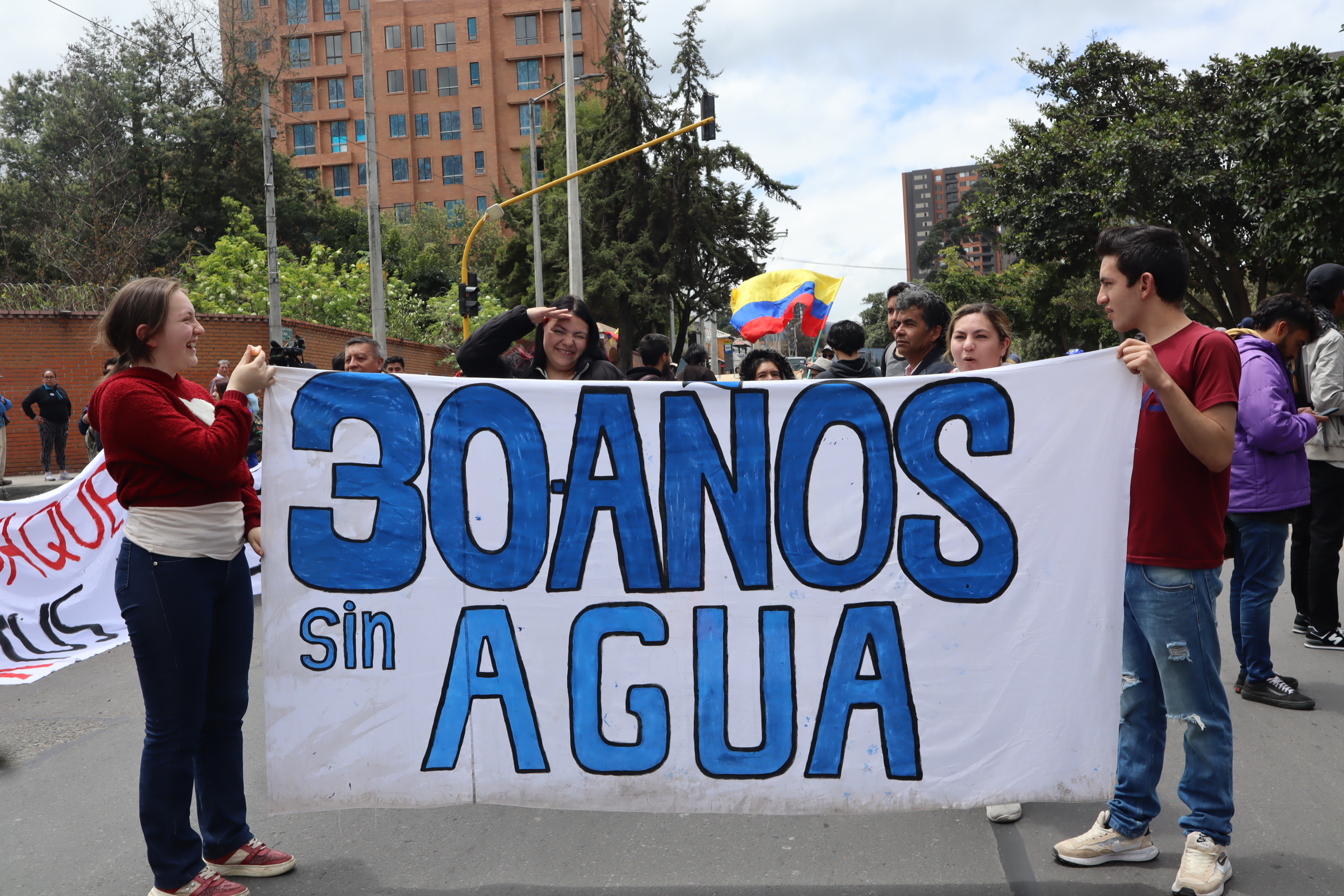 Vecinos de varios barrios populares construidos en los cerros orientales, en la localidad de Usaquén, protagonizaron el fin de semana una protesta. Exigían vías de acceso, legalización de sus barrios, servicios de acueducto y alcantarillado y obras de mitigación del riesgo, entre otros pendientes, que configuran una deuda histórica que el Distrito aún no salda. Para hacerse sentir, se concentraron en la Autonorte con calle 170, donde bloquearon la vía en ambos sentidos.  La respuesta de la administración fue autorizar la intervención de la UNDMO (antiguo Esmad).  “Lo único que estaba pidiendo la comunidad era presencia de un funcionario con capacidad de decisión, para que  nos oyeran, pero la respuesta fue la represión”, señaló Patricia Puentes, líder de los barrios Villas de la Capilla y Lomitas 1. Lo que motivó la manifestación es un cúmulo de problemas que padecen varios barrios populares del borde oriental, que se replican a lo largo de los cerros en otras localidades.