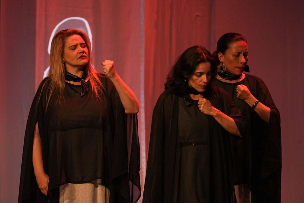 Performance "No es Hora de Callar", dirigido por la dramaturga Patricia Ariza.
