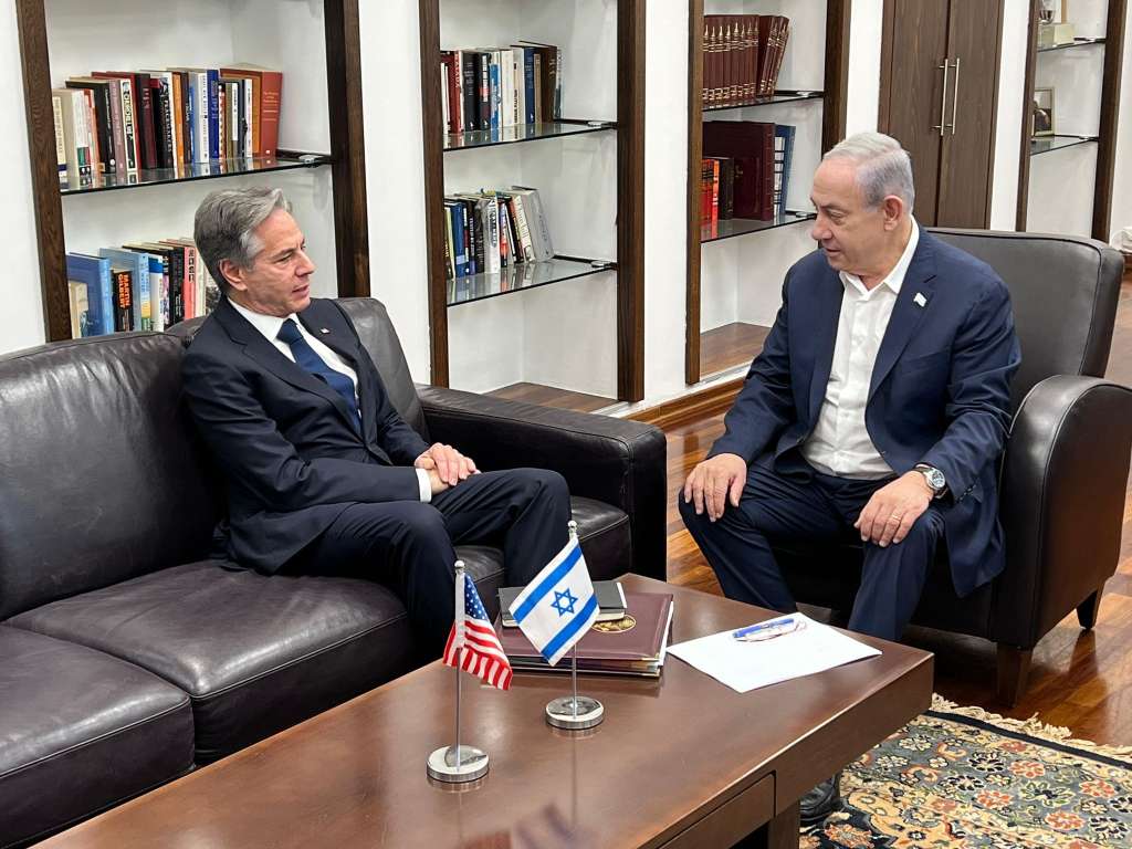 -FOTODELDÍA- EA5171. TEL AVIV (ISRAEL), 03/11/2023.- El primer ministro israelí, Benjamin Netanyahu (d), se reúne con el secretario de Estado de EE.UU., Antony Blinken, este viernes en Tel Aviv, Israel. Blinken llegó hoy a Tel Aviv para una breve visita oficial, la tercera que realiza a Israel desde que estalló la guerra con el grupo islamista Hamás, el pasado 7 de octubre. EFE/ Gobierno de Israel/Amos Ben Gershom - SOLO USO EDITORIAL/SOLO DISPONIBLE PARA ILUSTRAR LA NOTICIA QUE ACOMPAÑA (CRÉDITO OBLIGATORIO) --- BEST QUALITY AVAILABLE -- HANDOUT EDITORIAL USE ONLY/NO SALE