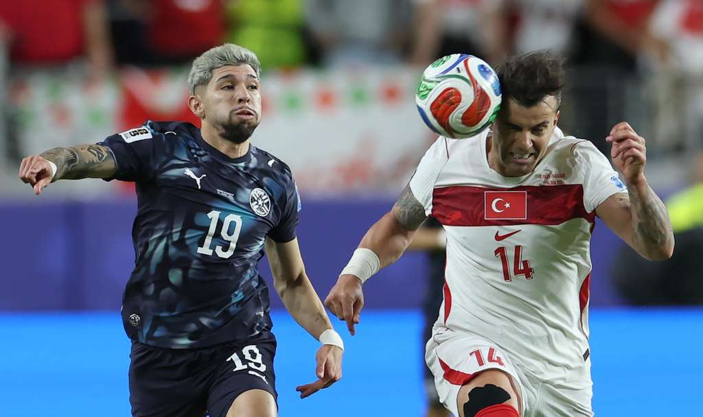 SAN FRANCISCO (United States), 20/06/2026.- Abdulkerim Bardakci (R) of Turkey in action against Julio Enciso of Paraguay during the FIFA World Cup 2026 group stage match Turkey against Paraguay, in San Francisco, USA, 19 June 2026. (Turquía) EFE/EPA/BENJAMIN FANJOY