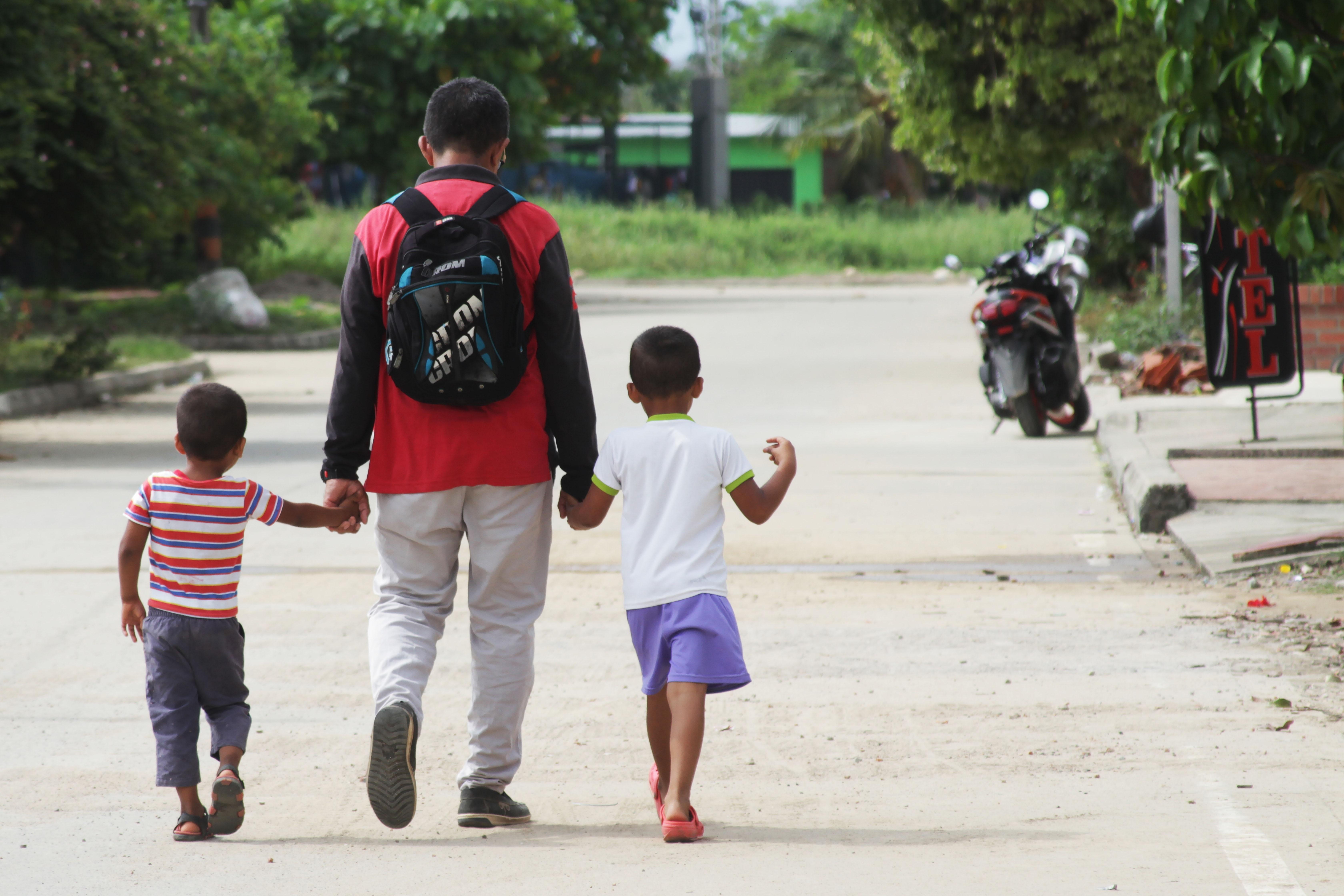 Grupos de migrantes venezolanos recorren hoy, las calles de Arauquita, localidad fronteriza y perteneciente al departamento de Arauca (Colombia). Clara Rangel es una de los más de 3.000 venezolanos que han llegado en los últimos días a la localidad colombiana de Arauquita huyendo de los combates entre la Fuerza Armada Nacional Bolivariana (FANB) y una disidencia de las FARC al otro lado de la frontera.