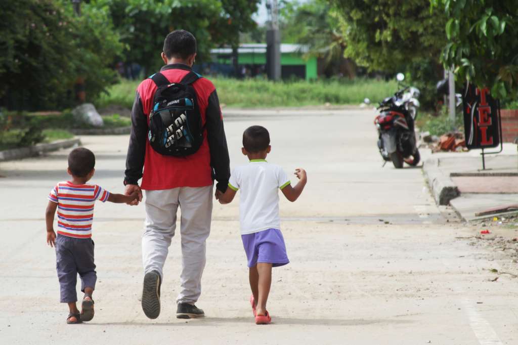 Grupos de migrantes venezolanos recorren hoy, las calles de Arauquita, localidad fronteriza y perteneciente al departamento de Arauca (Colombia). Clara Rangel es una de los más de 3.000 venezolanos que han llegado en los últimos días a la localidad colombiana de Arauquita huyendo de los combates entre la Fuerza Armada Nacional Bolivariana (FANB) y una disidencia de las FARC al otro lado de la frontera.