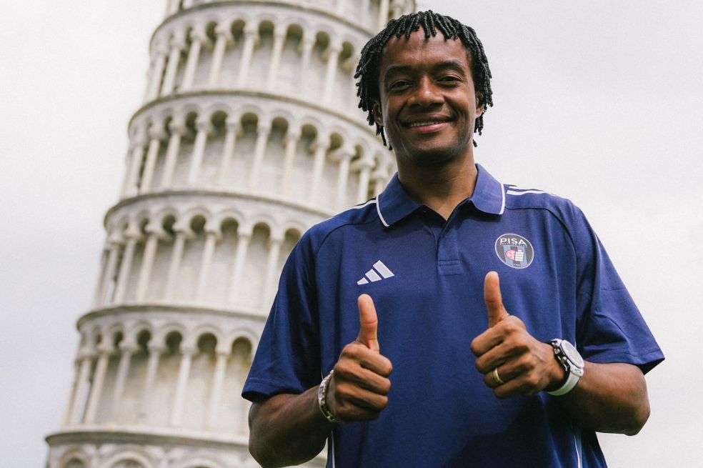 Juan Guillermo Cuadrado posa con la camiseta del Pisa junto a la emblemática torre inclinada que es el principal atractivo turístico de la ciudad.