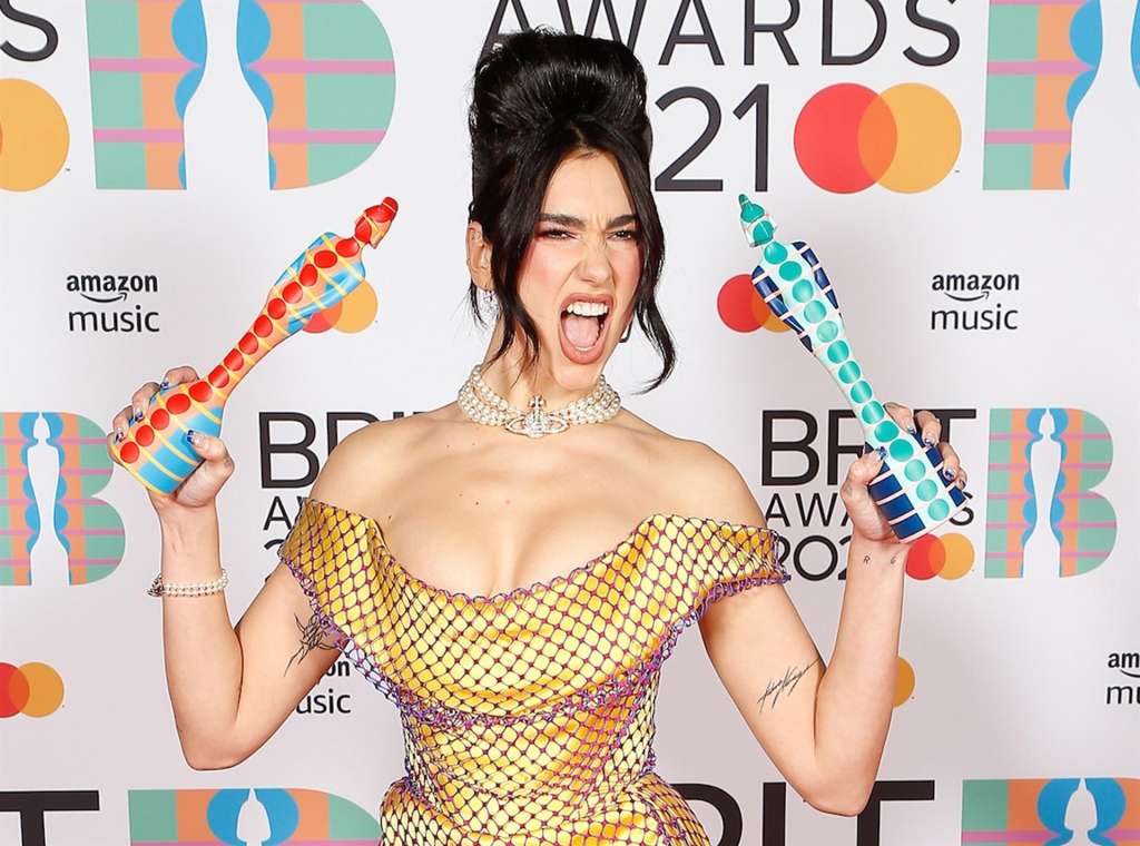 Dua Lipa en los premios Brit.