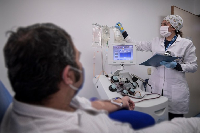 El procedimiento de donación de plasma (o plasmaféresis) tiene una duración aproximada de 40 minutos y es similar a la donación de sangre tradicional.