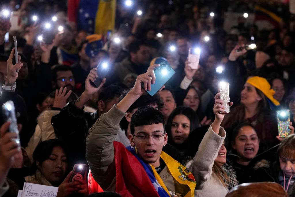 MADRID, 04/01/2026.- Ciudadanos venezolanos en la concentración celebrada tras la operación de Estados Unidos en Venezuela contra el presidente del país, Nicolás Maduro, este domingo en la Puerta del Sol de Madrid. EFE/ Borja Sánchez-Trillo