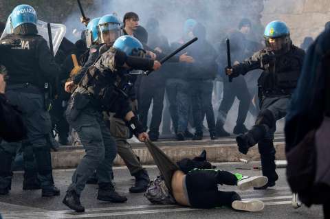 Organismo de derechos humanos de la UE acusó a la policía italiana de racismo
