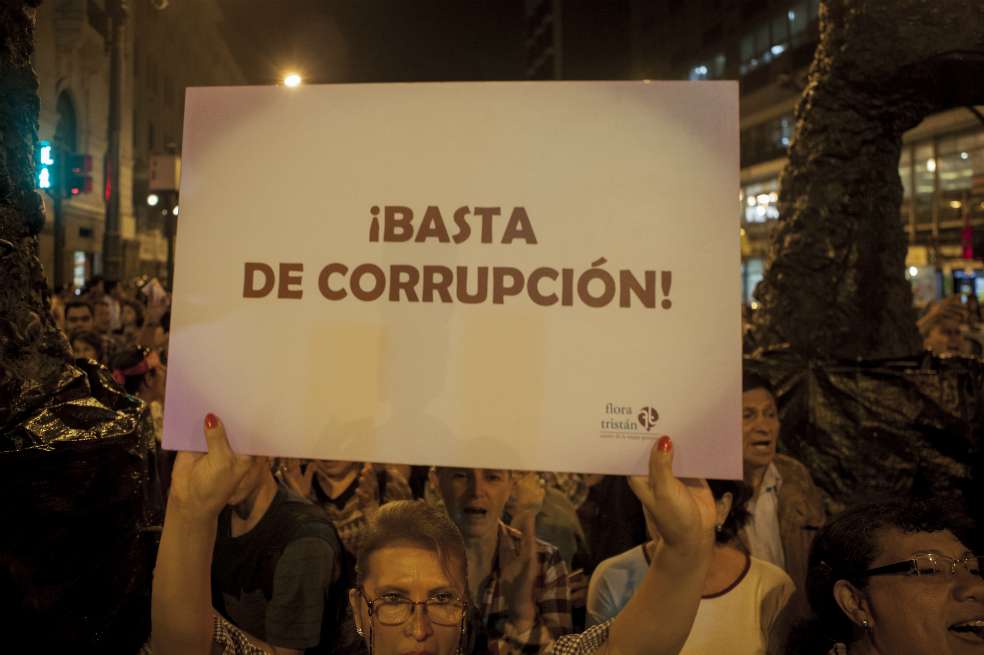 Protestas en Perú contra la corrupción durante el juicio político contra el presidente Pedro Pablo Kuczynski. / Bloomberg