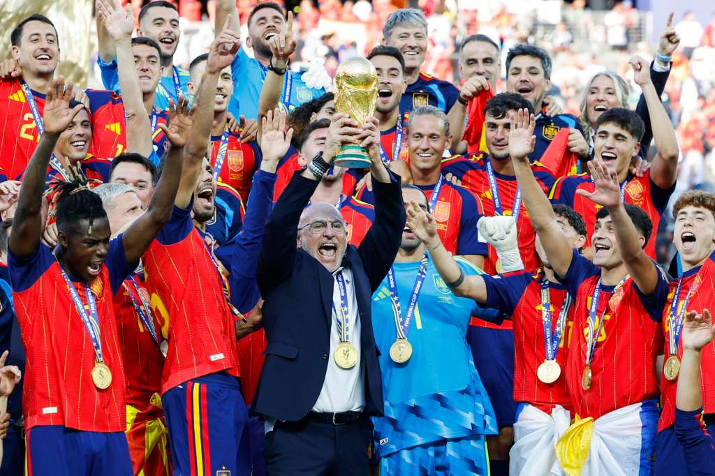 GR1060. EAST RUTHERFORD (ESTADOS UNIDOS), 19/07/2026.- El seleccionador de España Luis de la Fuente celebra con el trofeo del Mundial de la FIFA 2026 este domingo, tras vencer a Argentina en la final en el estadio MetLife en East Rutherford (NJ, EE.UU.). EFE/ Lavandeira Jr
