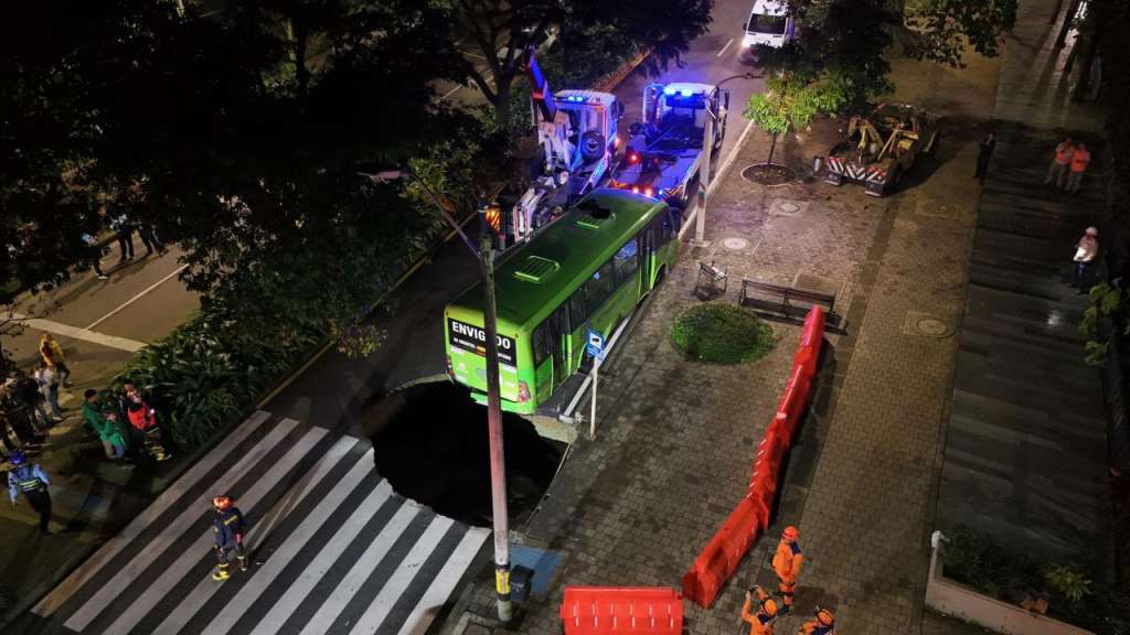 Un bus de la ruta Envigado quedó atrapado en el socavón que se abrió en la avenida El Poblado la noche del martes 17 de marzo.