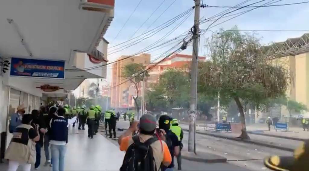 Manifestantes que pedían la cancelación del partido se enfrentaron con la Policía. El Esmad intervino utilizando aturdidoras y gases lacrimógenos para dispersar a quienes se movilizaban.