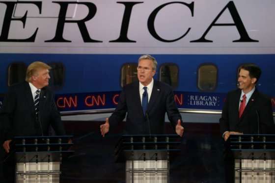 Los candidatos presidenciales del Partido Republicano Donald Trump (izquierda), Jeb Bush (centro) y el gobernador de Wisconsin, Scott Walker (derecha) / AFP