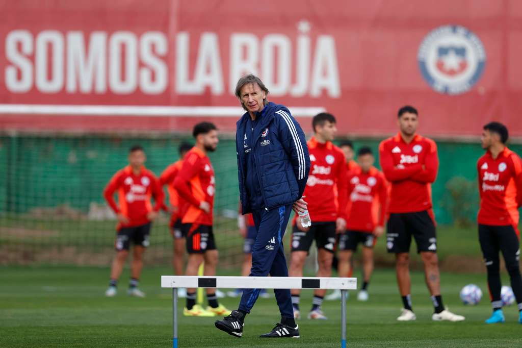 AME6757. SANTIAGO (CHILE), 06/09/2024.- Fotografía cedida por la Federación de Fútbol de Chile (FFCh) del entrenador de la selección chilena de fútbol, Ricardo Gareca, durante el entrenamiento de este viernes en el complejo deportivo Juan Pinto Durán, en Santiago (Chile). Gareca ha sido blanco de las críticas este viernes tras la derrota de la Roja por 3-0 con Argentina, y en los medios, tanto jugadores como exfutbolistas del país austral, le piden cambios para el partido del martes ante Bolivia por la eliminatoria al Mundial 2026. EFE/ Federación de Fútbol de Chile /SOLO USO EDITORIAL/SOLO DISPONIBLE PARA ILUSTRAR LA NOTICIA QUE ACOMPAÑA (CRÉDITO OBLIGATORIO)