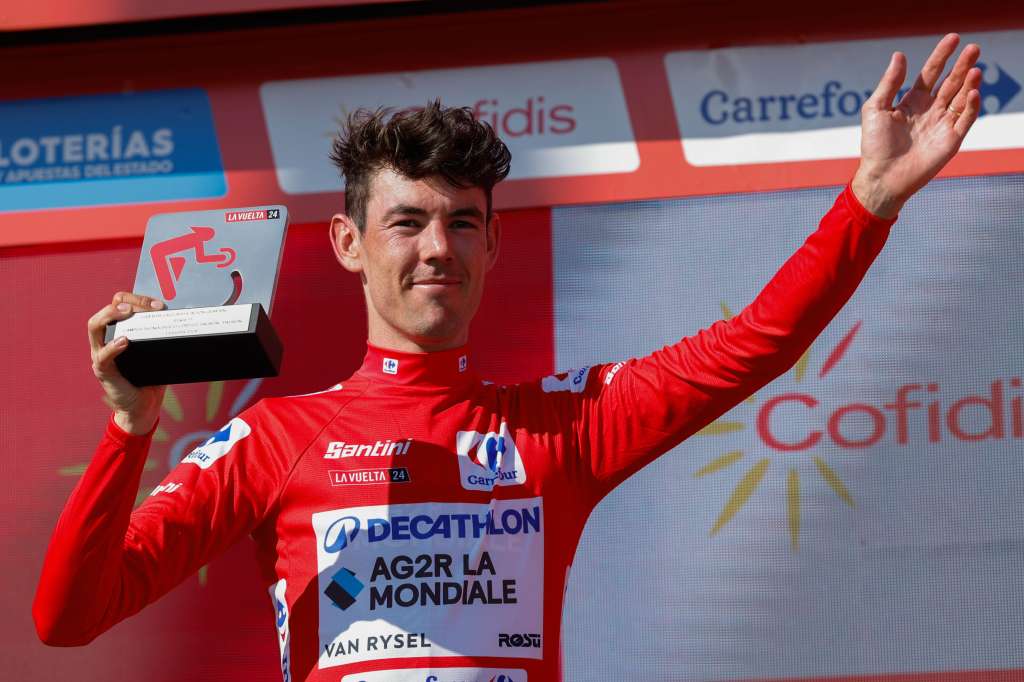 PADRÓN (A CORUÑA), 28/08/2024.- El ciclista australiano del Decathlon Ag2r Ben O'Connor, en el podio con el maillot de líder de la clasificación general, tras la undécima etapa de la Vuelta Ciclista a España, de 166,5 kilómetros con salida y meta en el Campus Tecnológico Cortizo, en Padrón (La Coruña), este miércoles. EFE/Javier Lizón