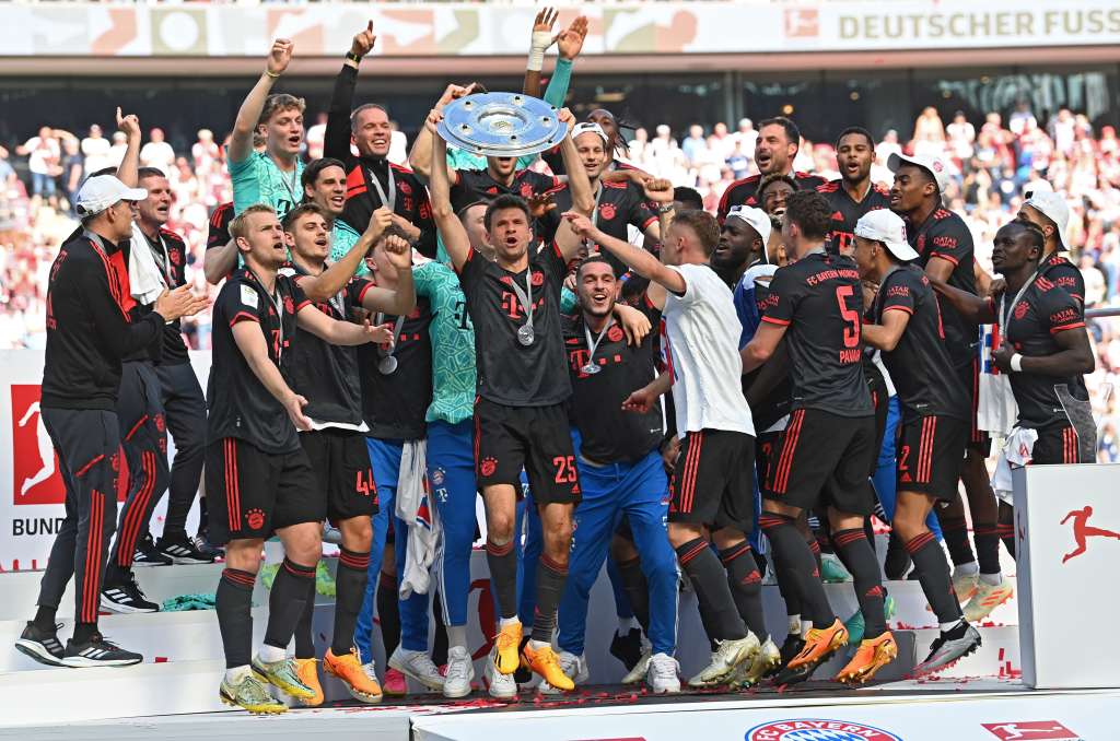 Cologne (Germany), 27/05/2023.- Munich players celebrate with the league title trophy after winning the German Bundesliga soccer match between 1.FC Cologne and FC Bayern Munich, in Cologne, Germany, 27 May 2023. Both Bayern Munich and Borussia Dortmund finished the season on 71 points but Bayern won the title due to a better goal difference. (Alemania, Rusia, Colonia) EFE/EPA/FILIP SINGER CONDITIONS - ATTENTION: The DFL regulations prohibit any use of photographs as image sequences and/or quasi-video.