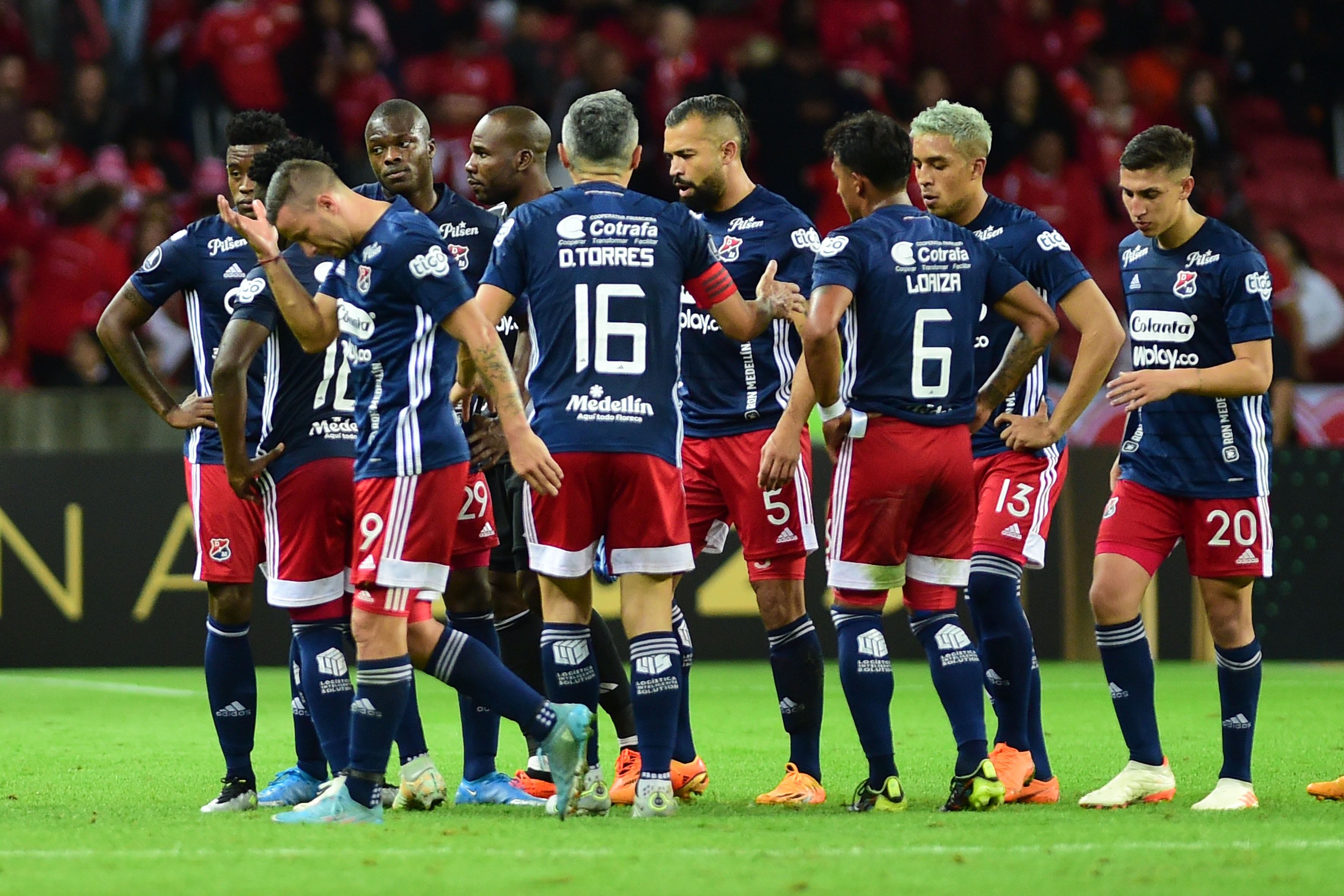 AME9529. PORTOALEGRE (BRASIL), 28/06/2023.- Jugadores de Medellín se lamentan hoy, en un partido de la fase de grupos de la Copa Libertadores entre Internacional y Deportivo Independiente de Medellín (DIM) en el estadio Beira-Rio en Portoalegre (Brasil). EFE/Ricardo Rimoli