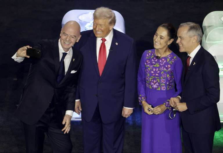 WASHINGTON (United States), 05/12/2025.- FIFA President Giovanni Infantino (L) takes a selfie on stage with US President Donald Trump, Mexican President Claudia Sheinbaum and Canadian Prime Minister Mark Carney (R) during the FIFA World Cup 2026 Final Draw at the Kennedy Center in Washington DC, USA, 05 December 2025. (Mundial de Fútbol) EFE/EPA/SHAWN THEW
