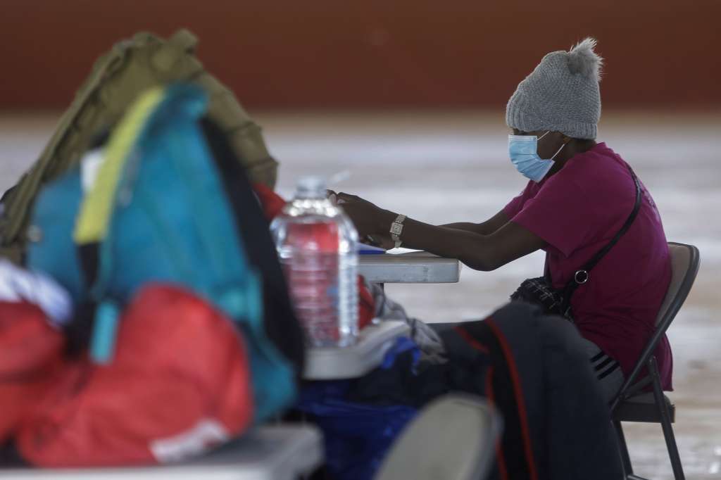 AME8646. CIUDAD DE PANMÁ (PANAMÁ), 11/03/2025.- Una migrante llega a la organización Fe y Alegría este martes, en Ciudad de Panamá (Panamá). Un grupo de 64 migrantes extracontinentales que fueron deportados el mes pasado a Panamá desde Estados Unidos continúan su periplo lleno de incertidumbre por el país centroamericano, con el traslado a un nuevo albergue, esta vez bajo la tutela de un colectivo de organizaciones católicas que lamentan la falta de apoyo del Gobierno panameño. EFE/ Carlos Lemos