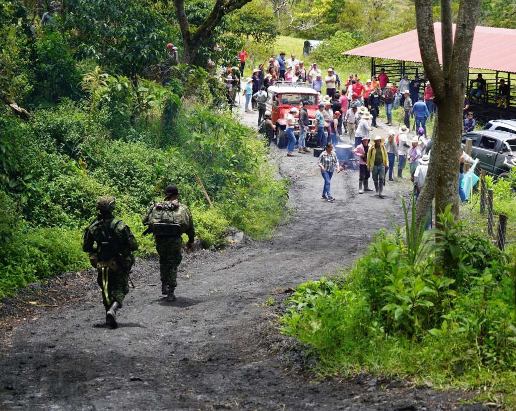 El punto de resistencia se encuentra en la vía que conecta a ese municipio con Vélez.