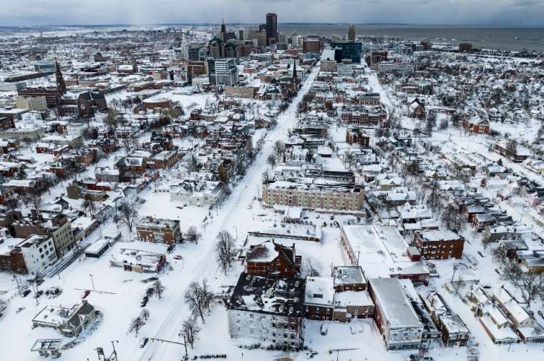 Kathy Hochul, gobernadora de Nueva York, señaló que se prevé que caerán 30 centímetros más de nieve.