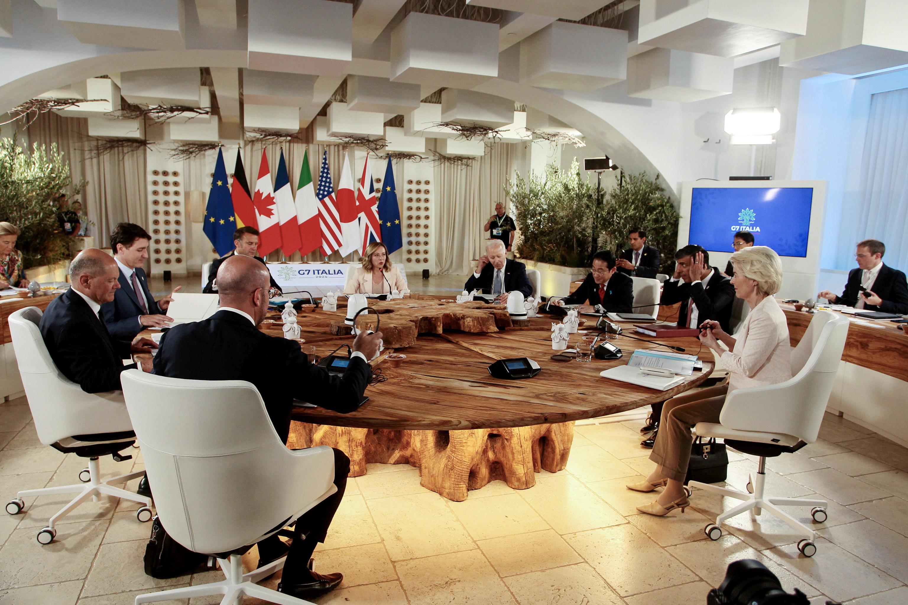 Borgo Egnazia (Italy), 13/06/2024.- (L-R) European Council President Charles Michel, German Chancellor Olaf Scholz, Canadian Prime Minister Justin Trudeau, French President Emmanuel Macron, Italy's Prime Minister Giorgia Meloni, US President Joe Biden, Japanese Prime Minister Fumio Kishida, British Prime Minister Rishi Sunak, European Commission President Ursula von der Leyen attend a round table meeting at the G7 summit in Borgo Egnazia, southern Italy, 13 June 2024. The 50th G7 summit will bring together the Group of Seven member states leaders in Borgo Egnazia resort in southern Italy from 13 to 15 June 2024. (Italia, Japón) EFE/EPA/DONATO FASANO